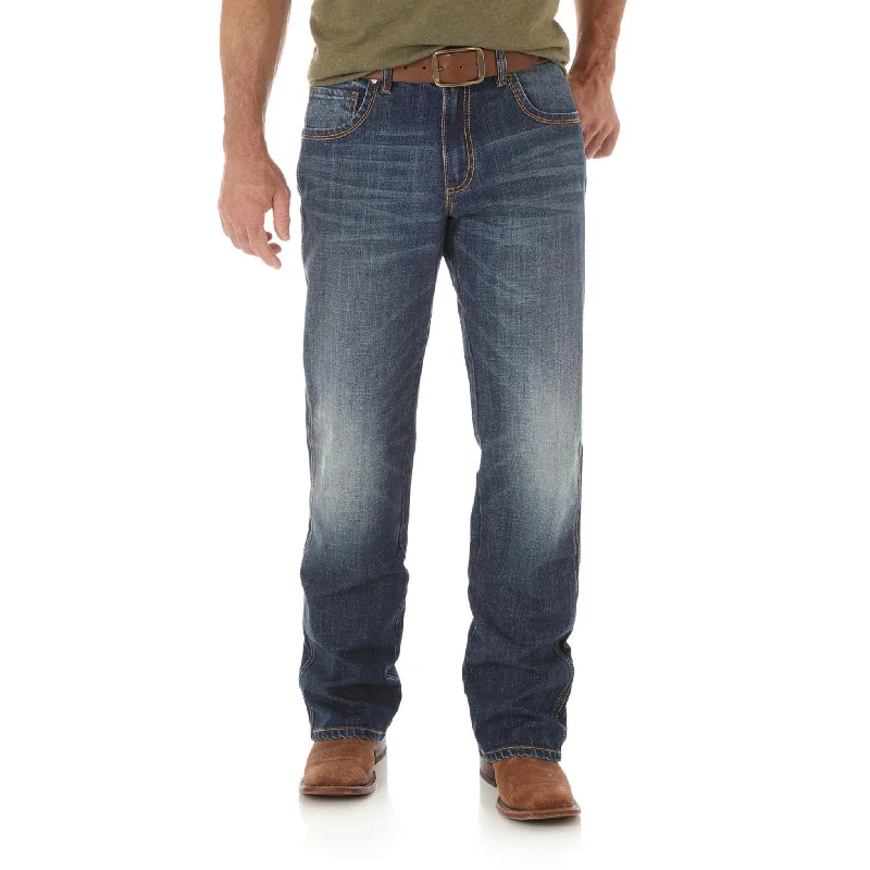 Dressing Tips Wrangler Men's Retro Medium Wash Relaxed Jeans